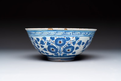 A European pottery Safavid-style bowl with a pseudo-Chinese mark, 18th C.