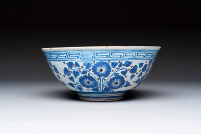 A European pottery Safavid-style bowl with a pseudo-Chinese mark, 18th C.
