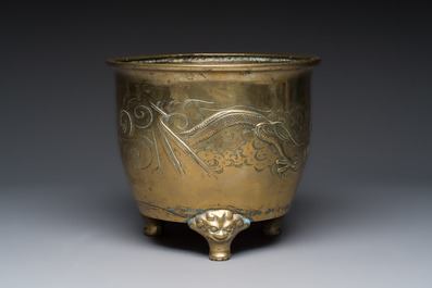 A large Chinese bronze 'Dragon' tripod censer, 19th C.