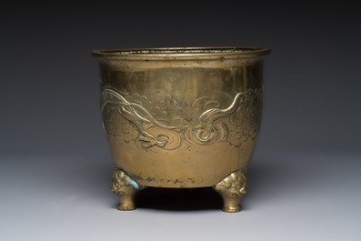 A large Chinese bronze 'Dragon' tripod censer, 19th C.