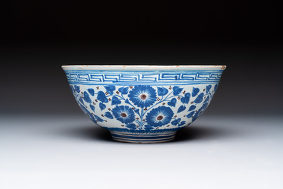 A European pottery Safavid-style bowl with a pseudo-Chinese mark, 18th C.