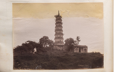 A photo album with sights, landmarks and people of China, incl. Canton, Shanghai, Hangzhou, Guanghzou and Hong Kong, late 19/early 20th C.