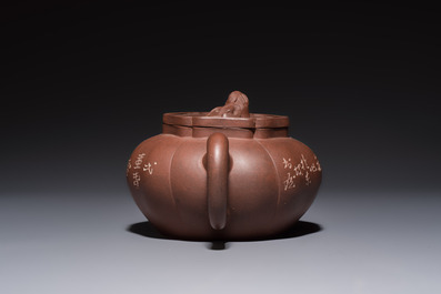 A Chinese Yixing stoneware inscribed teapot and cover, Zhong Shi Qiu 中獅球 mark, 20th C.