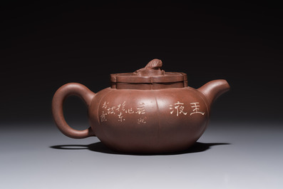 A Chinese Yixing stoneware inscribed teapot and cover, Zhong Shi Qiu 中獅球 mark, 20th C.