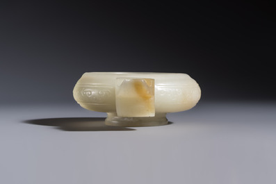 A Chinese archaistic celadon jade handled cup, 'Yi 匜', 17/18th C.