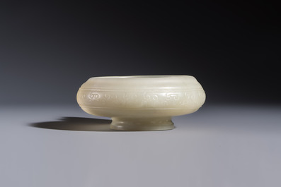 A Chinese archaistic celadon jade handled cup, 'Yi 匜', 17/18th C.