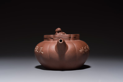 A Chinese Yixing stoneware inscribed teapot and cover, Zhong Shi Qiu 中獅球 mark, 20th C.