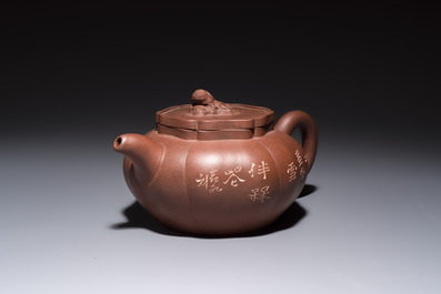 A Chinese Yixing stoneware inscribed teapot and cover, Zhong Shi Qiu 中獅球 mark, 20th C.