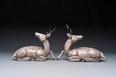 A pair of Chinese aubergine-glazed models of recumbent deer, 18/19th C.