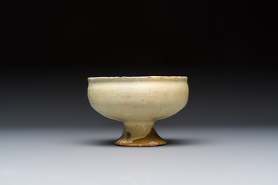 An Italian incised slipware footed bowl, 16/17th C.