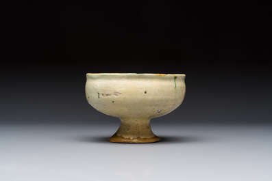 An Italian incised slipware footed bowl, 16/17th C.