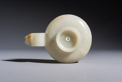 A Chinese archaistic celadon jade handled cup, 'Yi 匜', 17/18th C.