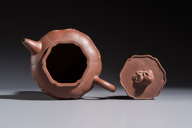 A Chinese Yixing stoneware inscribed teapot and cover, Zhong Shi Qiu 中獅球 mark, 20th C.