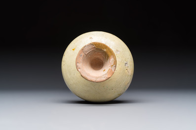 An Italian incised slipware footed bowl, 16/17th C.