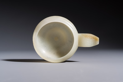 A Chinese archaistic celadon jade handled cup, 'Yi 匜', 17/18th C.