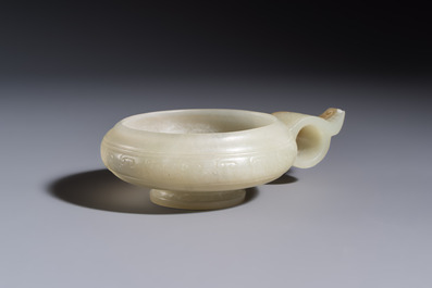 A Chinese archaistic celadon jade handled cup, 'Yi 匜', 17/18th C.