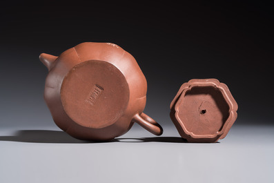 A Chinese Yixing stoneware inscribed teapot and cover, Zhong Shi Qiu 中獅球 mark, 20th C.