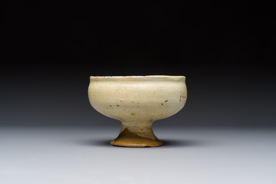 An Italian incised slipware footed bowl, 16/17th C.