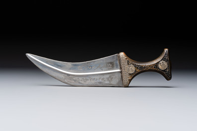 A Yemen jambiya-style dagger or 'asib' with horn hilt and silver-plated mounts, and two African daggers, 19/20th C.