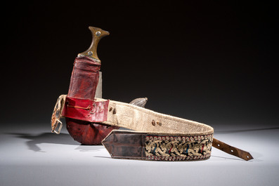 A Yemen jambiya-style dagger or 'asib' with horn hilt and silver-plated mounts, and two African daggers, 19/20th C.