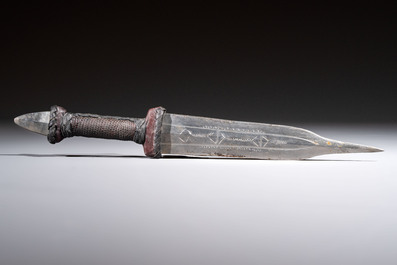 A Yemen jambiya-style dagger or 'asib' with horn hilt and silver-plated mounts, and two African daggers, 19/20th C.