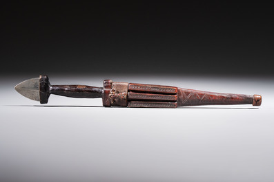 A Yemen jambiya-style dagger or 'asib' with horn hilt and silver-plated mounts, and two African daggers, 19/20th C.
