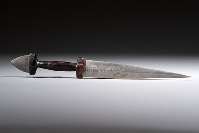 A Yemen jambiya-style dagger or 'asib' with horn hilt and silver-plated mounts, and two African daggers, 19/20th C.