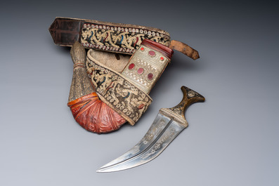A Yemen jambiya-style dagger or 'asib' with horn hilt and silver-plated mounts, and two African daggers, 19/20th C.