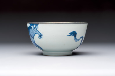 A Chinese blue and white 'Bleu de Hue' bowl with mythical beasts, Nguyen 阮 mark, 19th C.