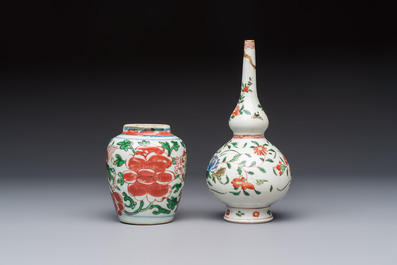 A Chinese famille verte rosewater sprinkler, a wucai jar and a Samson Paris verte-style covered ewer, 17/19th C.