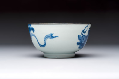 A Chinese blue and white 'Bleu de Hue' bowl with mythical beasts, Nguyen 阮 mark, 19th C.