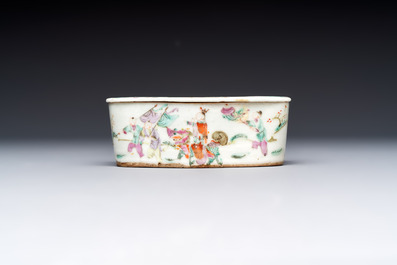 Two Chinese coral-red-ground covered bowls and a famille rose covered cricket box, Zhang Yihe 張義和 and Gong Hesheng 龔和盛 marks, 19th C.