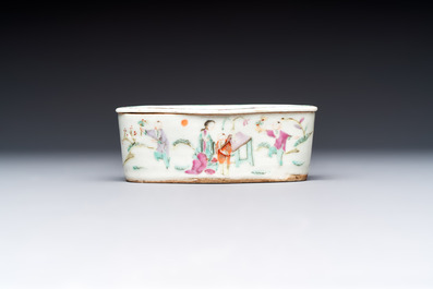 Two Chinese coral-red-ground covered bowls and a famille rose covered cricket box, Zhang Yihe 張義和 and Gong Hesheng 龔和盛 marks, 19th C.
