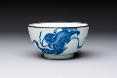 A Chinese blue and white 'Bleu de Hue' bowl with mythical beasts, Nguyen 阮 mark, 19th C.