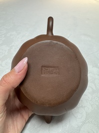 A Chinese Yixing stoneware inscribed teapot and cover, Zhong Shi Qiu 中獅球 mark, 20th C.
