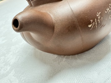 A Chinese Yixing stoneware inscribed teapot and cover, Zhong Shi Qiu 中獅球 mark, 20th C.