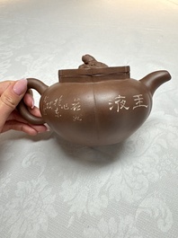 A Chinese Yixing stoneware inscribed teapot and cover, Zhong Shi Qiu 中獅球 mark, 20th C.