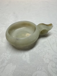 A Chinese archaistic celadon jade handled cup, 'Yi 匜', 17/18th C.