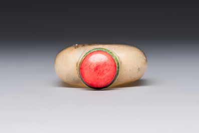 A Chinese inside-painted glass snuff bottle with insects, signed Bi Rongjiu 畢榮九, dated 1899