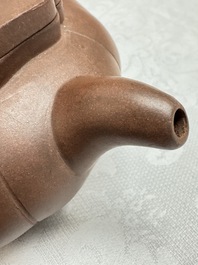 A Chinese Yixing stoneware inscribed teapot and cover, Zhong Shi Qiu 中獅球 mark, 20th C.