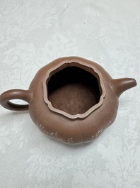 A Chinese Yixing stoneware inscribed teapot and cover, Zhong Shi Qiu 中獅球 mark, 20th C.