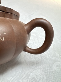 A Chinese Yixing stoneware inscribed teapot and cover, Zhong Shi Qiu 中獅球 mark, 20th C.