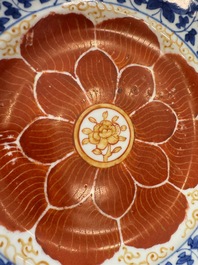 Five Chinese iron-red, blue and white plates with floral design, Qianlong/Jiaqing