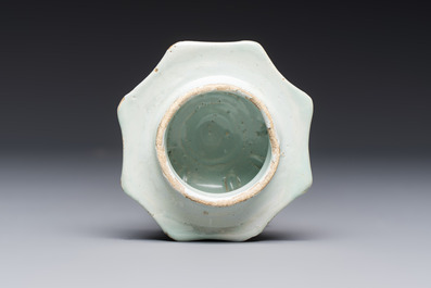 A blue and white Dutch Delft covered vase and two polychrome plates, 17/18th C.