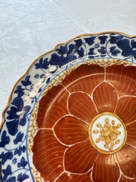 Five Chinese iron-red, blue and white plates with floral design, Qianlong/Jiaqing