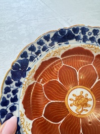 Five Chinese iron-red, blue and white plates with floral design, Qianlong/Jiaqing