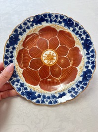 Five Chinese iron-red, blue and white plates with floral design, Qianlong/Jiaqing