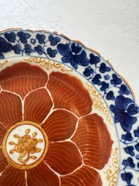 Five Chinese iron-red, blue and white plates with floral design, Qianlong/Jiaqing