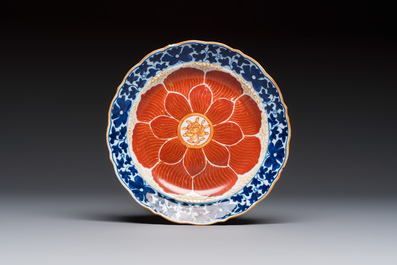 Five Chinese iron-red, blue and white plates with floral design, Qianlong/Jiaqing
