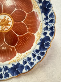Five Chinese iron-red, blue and white plates with floral design, Qianlong/Jiaqing